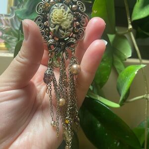 Elegant Floral brooch Chains